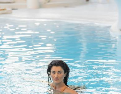 Femme nageant dans une piscine claire.