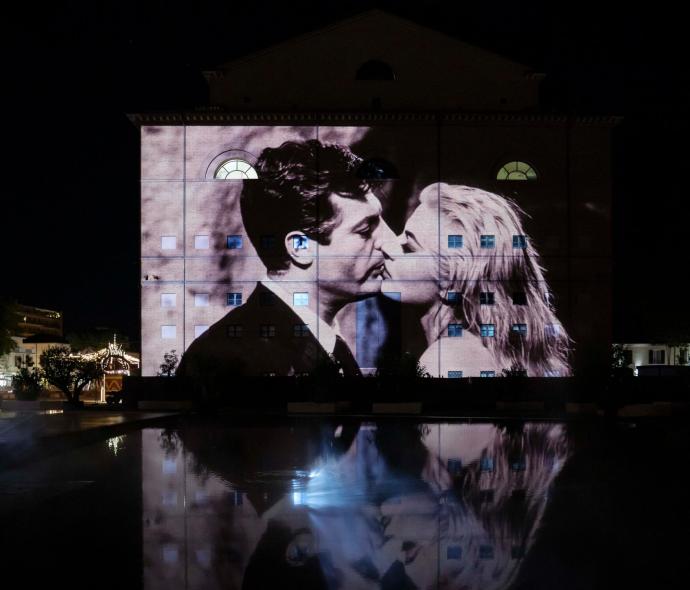 Projection d'un baiser sur un bâtiment la nuit.