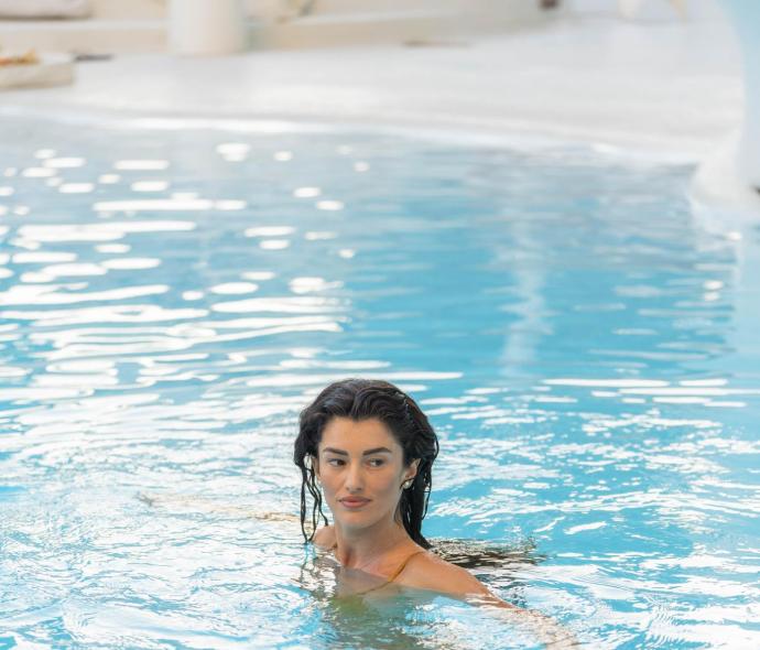 Femme nageant dans une piscine claire.